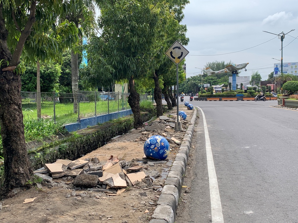 REVITALISASI: Paving blok trotoar yang ada di depan eks Bandara Selaparang mulai dibongkar untuk direvitalisasi.&nbsp;
