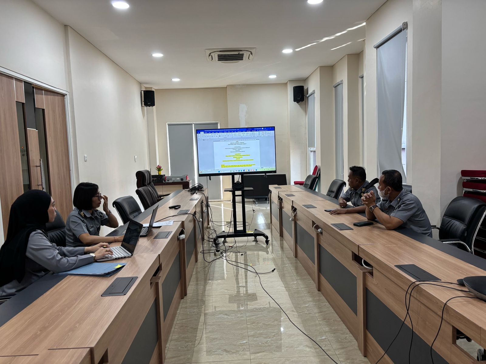 RAPAT: Rapat pra harmonisasi Kanwil Kemenkum NTB membahas dua Rancangan Peraturan Daerah Inisiatif DPRD Kabupaten Lombok Tengah, Senin (17/3).
