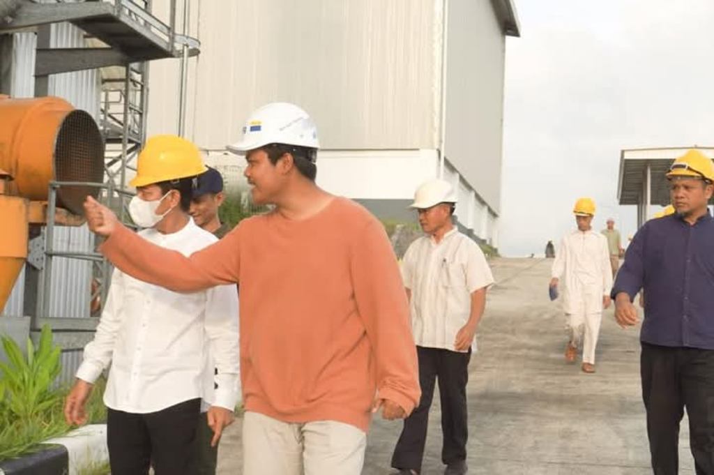 TURUN LAPANGAN: Bupati Dompu Bambang Firdaus mengunjungi mesin pengering jagung dan padi milik Bulog di Desa Kampasi Meci, Kecamatan Manggelewa, belum lama ini.