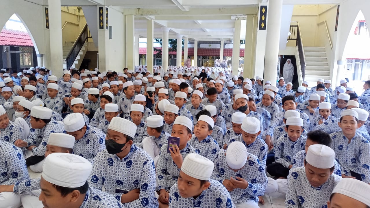 SERIUS: Siswa MTsN 1 Kota Mataram saat mendengarkan kuliah tujuah menit (kultum) Ramadan di musala sekolah setempat, belum lama ini.