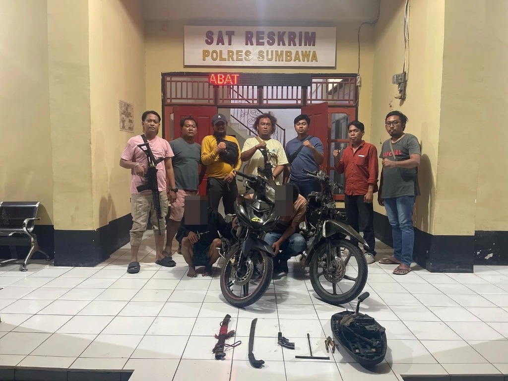 DITANGKAP: Pelaku MJ dan SS diamankan bersama barang bukti di Polres Sumbawa, Senin (17/3).