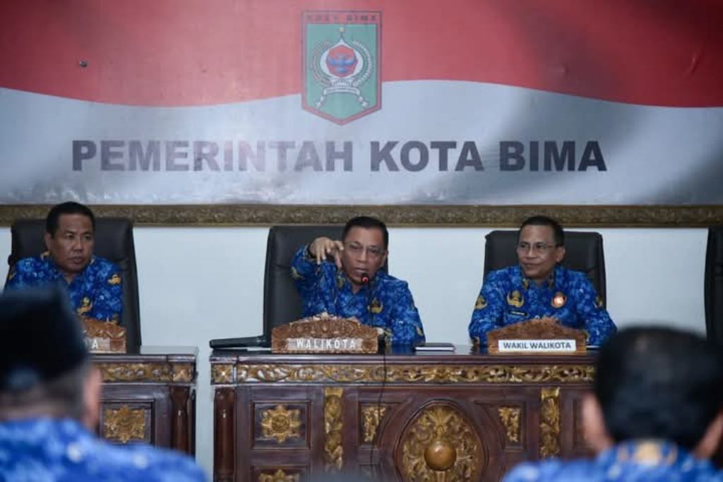 RAKOR: Wali Kota Bima HA Rahman H Abidin dan Wakil Wali Kota Feri Sofiyan memimpin Rakor bersama pejabat Pemkot Bima, Senin (17/3).