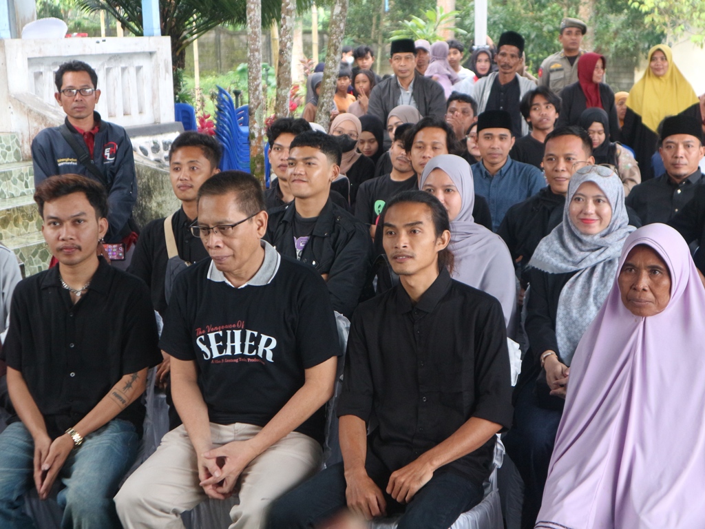 LENTENG TEDES: Tim lenteng tedes saat mengikuti acara podcast bersama wakil Bupati Lotim, pada acara buka bersama, akhir pekan lalu.