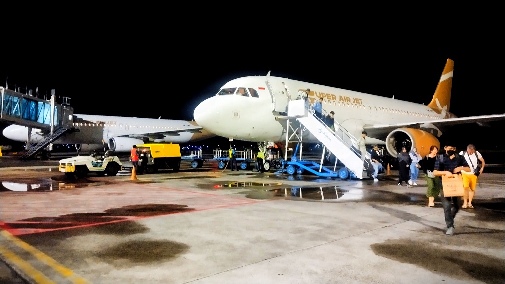 JELANG LEBARAN: Sejumlah penumpang turun dari pesawat usai mendarat di Bandara Internasional Zainuddin Abdul Madjid (BIZAM) Loteng, belum lama ini.