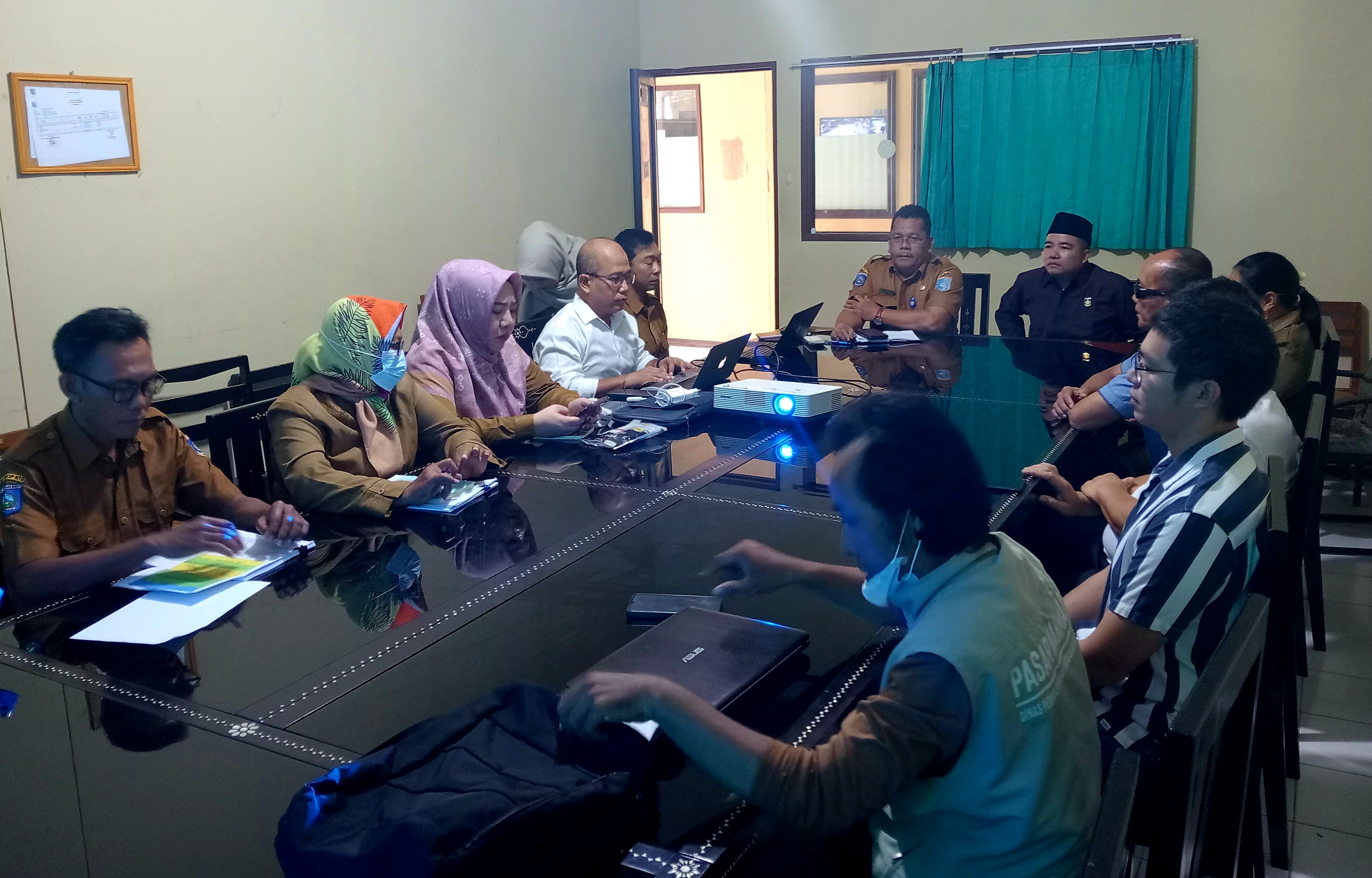 SAMPAIKAN ASPIRASI: Sejumlah pedagang pasar Narmada didampingi Anggota DPRD Lobar Hendra Harianto saat mendatangi Kantor Dinas Perdagangan Lobar, Selasa (18/3).