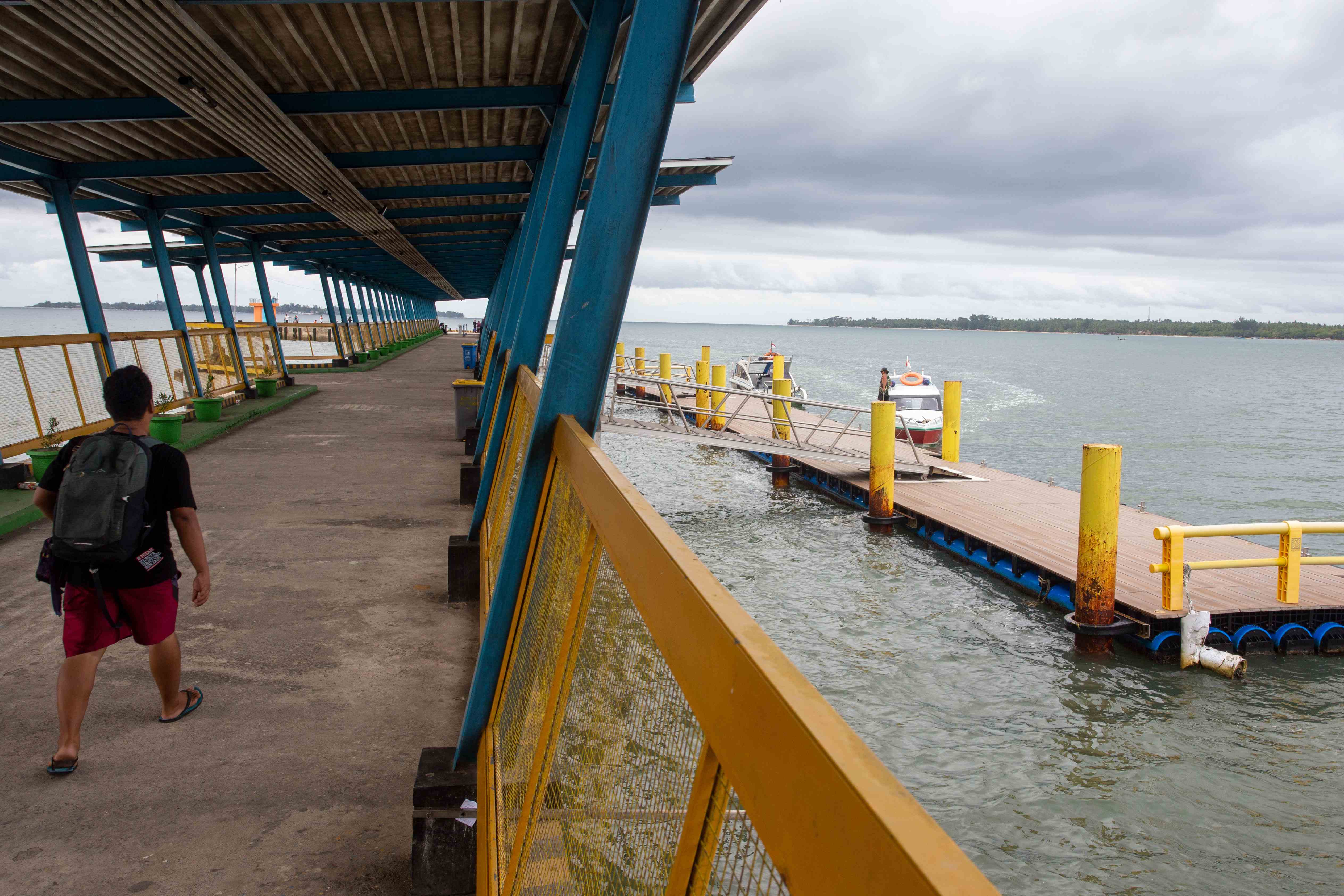 Pelabuhan Bangsal di Lombok Utara yang dikelola resmi oleh Dishub NTB, melayani kapal cepat dengan rute ke Gili Trawangan, Padangbai, dan Nusa Penida, serta kapal penumpang umum.