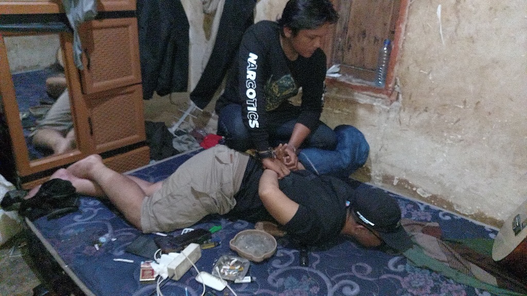 TAK BERKUTIK: Pengguna narkoba diringkus polisi saat hendak melakukan pesta sabu di rumahnya, Dusun Merce, Selat, Narmada, Lombok Barat, Selasa dini hari (18/3).&nbsp;
