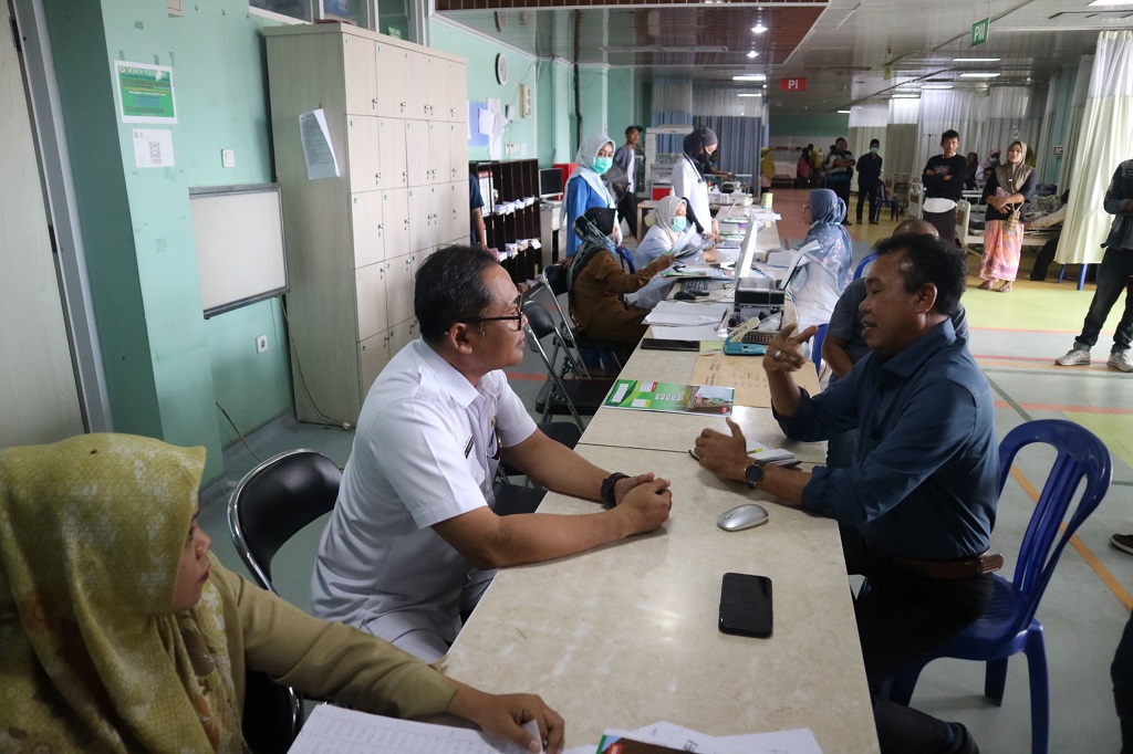 TAMBAH FASILITAS: Seorang dokter memberikan penjelasan kepada keluarga pasien di ruang IGD RSUD Praya, Loteng, beberapa waktu lalu.