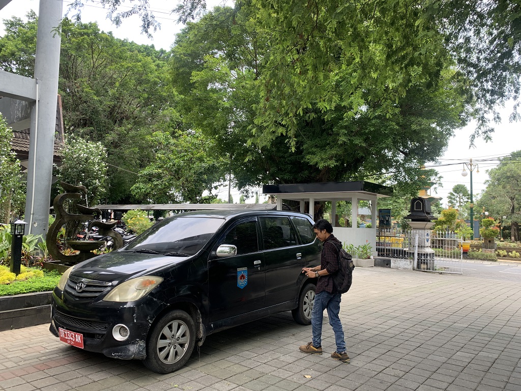 ASET DAERAH: Sebuah mobil dinas yang terparkir di depan Kantor Wali Kota Mataram, Selasa (18/3).
