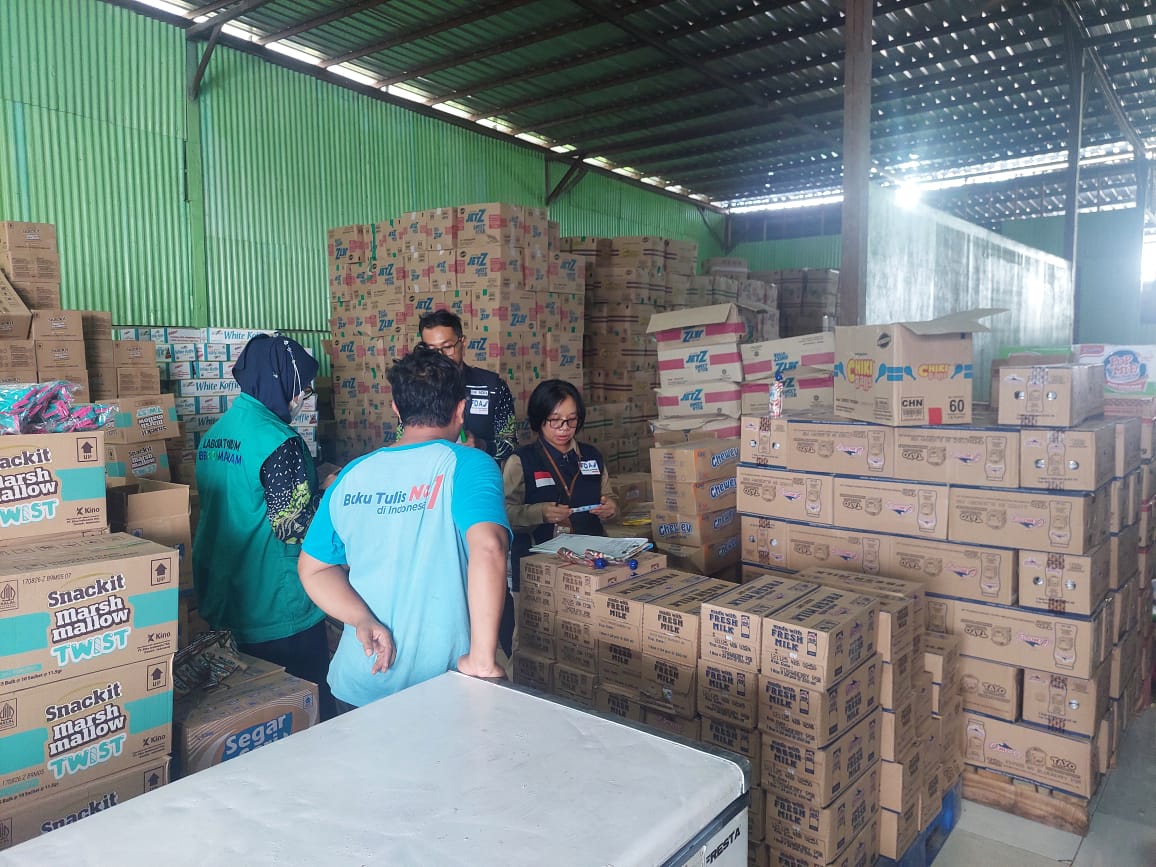 INWAS PANGAN RAMADAN: Tim terpadu BBPOM Mataram bersama Dinas Kesehatan dan Dinas Perdagangan melakukan pengecekan produk pangan di gudang penyimpanan di Lombok Barat.