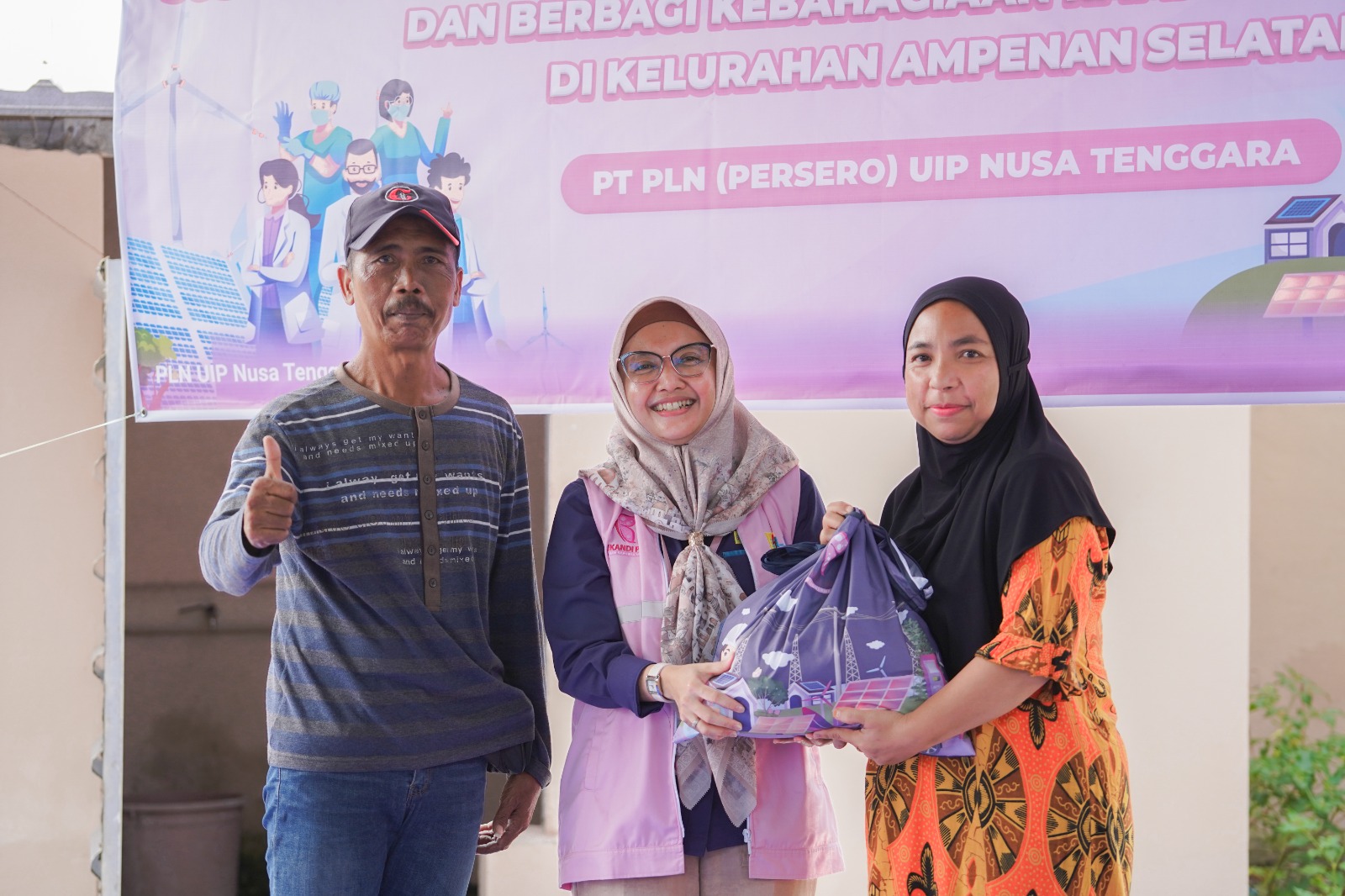 Perwakilan Srikandi PLN UIP Nusra memberikan bingkisan Ramadan 1446 H kepada salah seorang warga di Kampung Nelayan Lingkungan Gatep, Ampenan.
