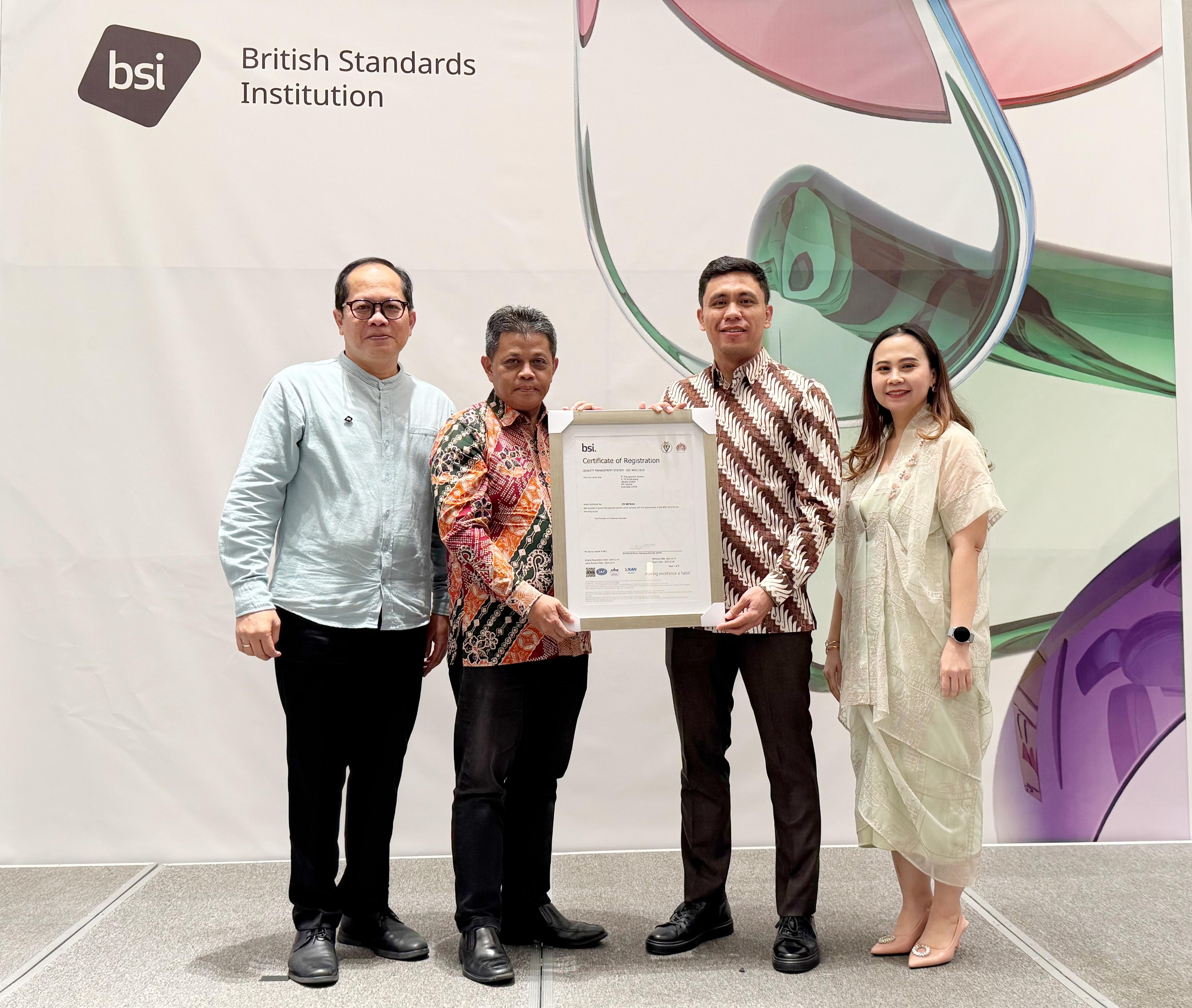 SELAMAT: Country Manager BSI Nolia Natalia, ETS Business Unit Manager BSI Dedi Pabelu menyerahkan sertifikasi ISO 9001:2015 ke Direktur Operasi Citilink Eric Ferdinand Sofyal, Senin (17/3).