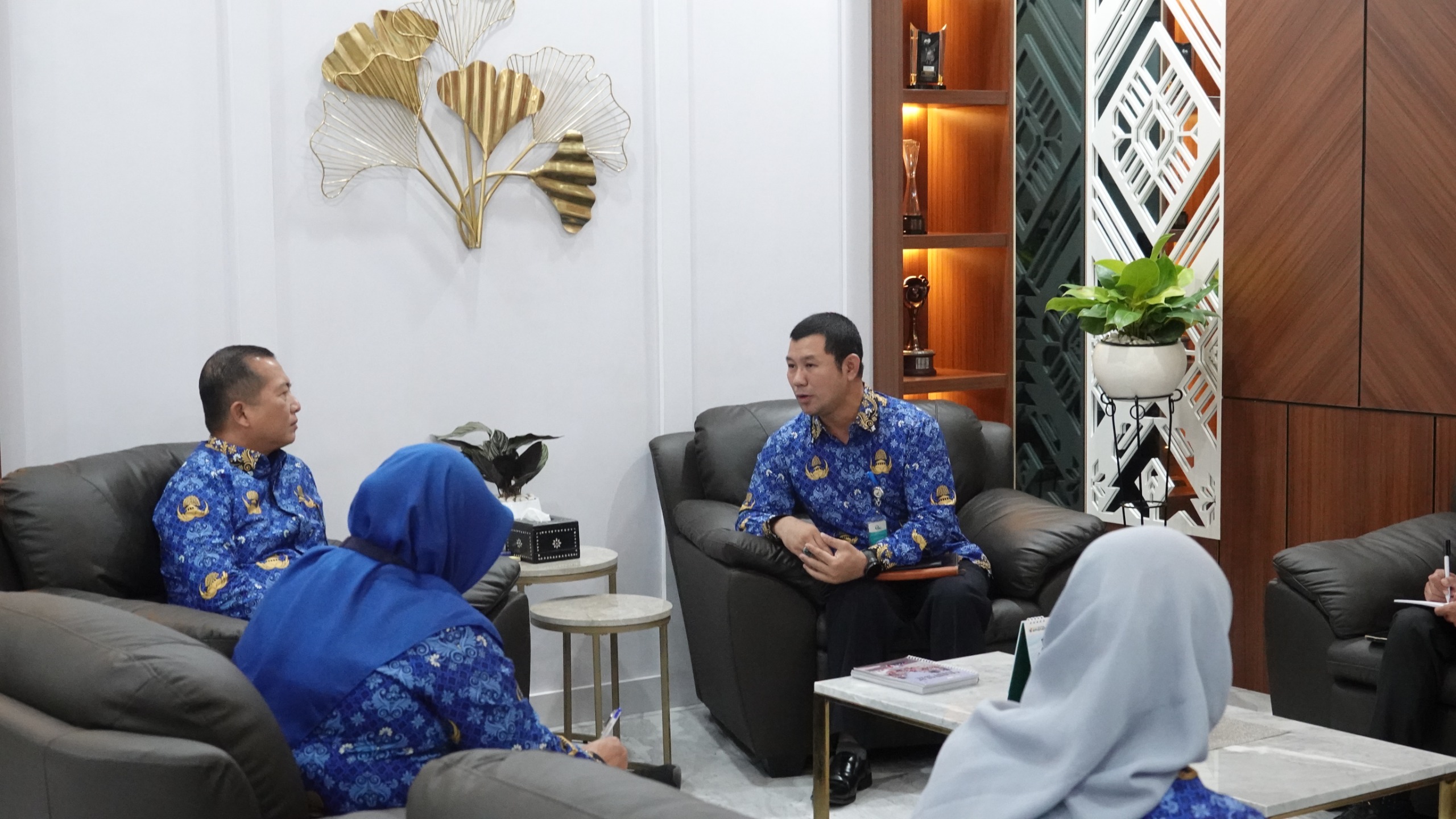 AUDIENSI: Kepala Balai Besar Pengawas Obat dan Makanan (BBPOM) Mataram Yosef Dwi Irwan melakukan audiensi dengan Gubernur NTB H Lalu Muhamad Iqbal Di Kantor Gubernur NTB.