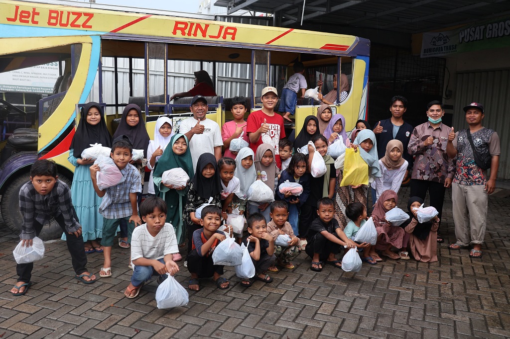 PILIH-PILIH: Anak yatim piatu menunjukkan bau lebaran yang telah dibeli di salah satu toko baju di Lombok Timur (Lotim), Selasa (18/3).