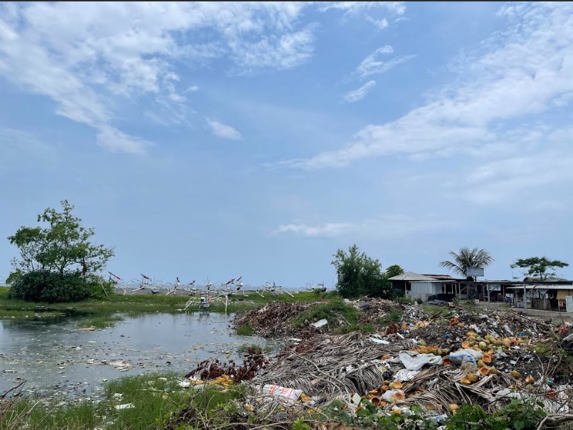 DEKAT PANTAI: Tumpukan sampah batok kelapa, plastik, dan ranting di sebuah lahan kosong, kawasan Loang Baloq, Sekarbela, Kota Mataram, Selasa (18/3).