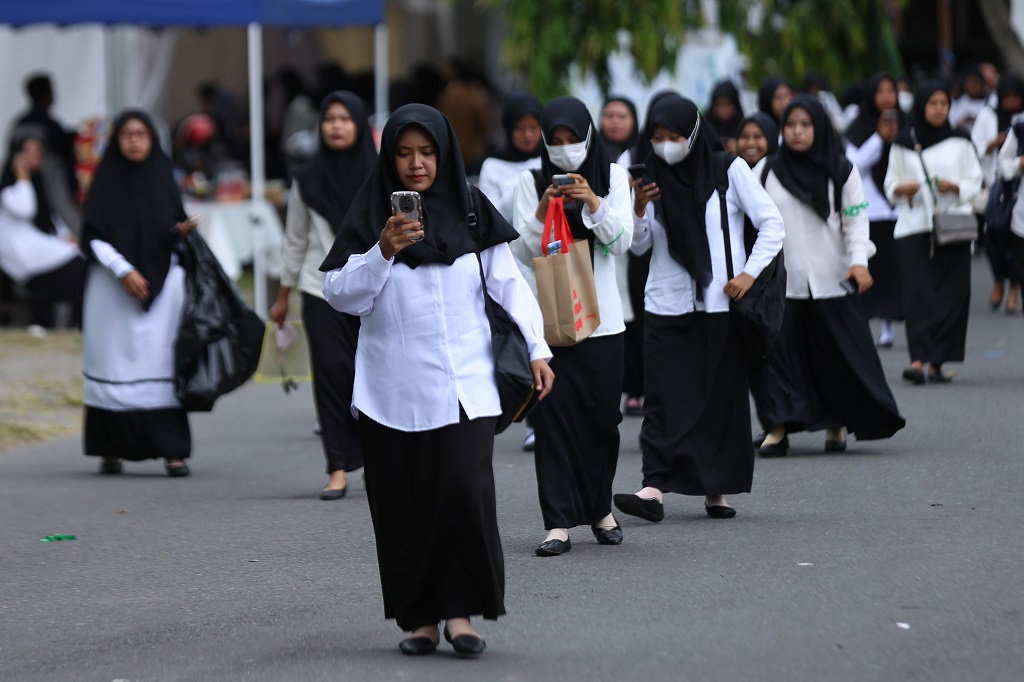 SEGERA DIANGKAT : Para Calon ASN saat akan masuk lokasi tes beberapa waktu lalu.&nbsp;