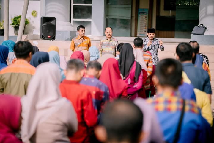 INGATKAN ASN: Bupati Dompu Bambang Firdaus memimpin apel pagi di halaman kantor bupati setempat, Selasa (18/3).