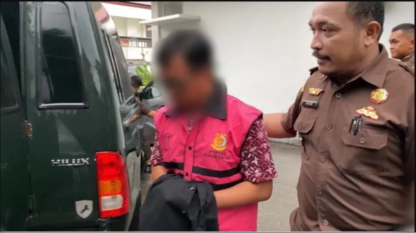DIJERAT PASAL BERLAPIS: Tersangka Hairul Juhdy saat ditahan Kejari Bima, Senin (9/12/2024).