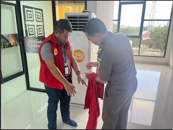 DAPAT PENGURANGAN HUKUMAN: Terdakwa Korupsi Tambang Pasir Besi Sentot Ismudianto Kuncoro diborgol jaksa, belum lama ini.&nbsp;