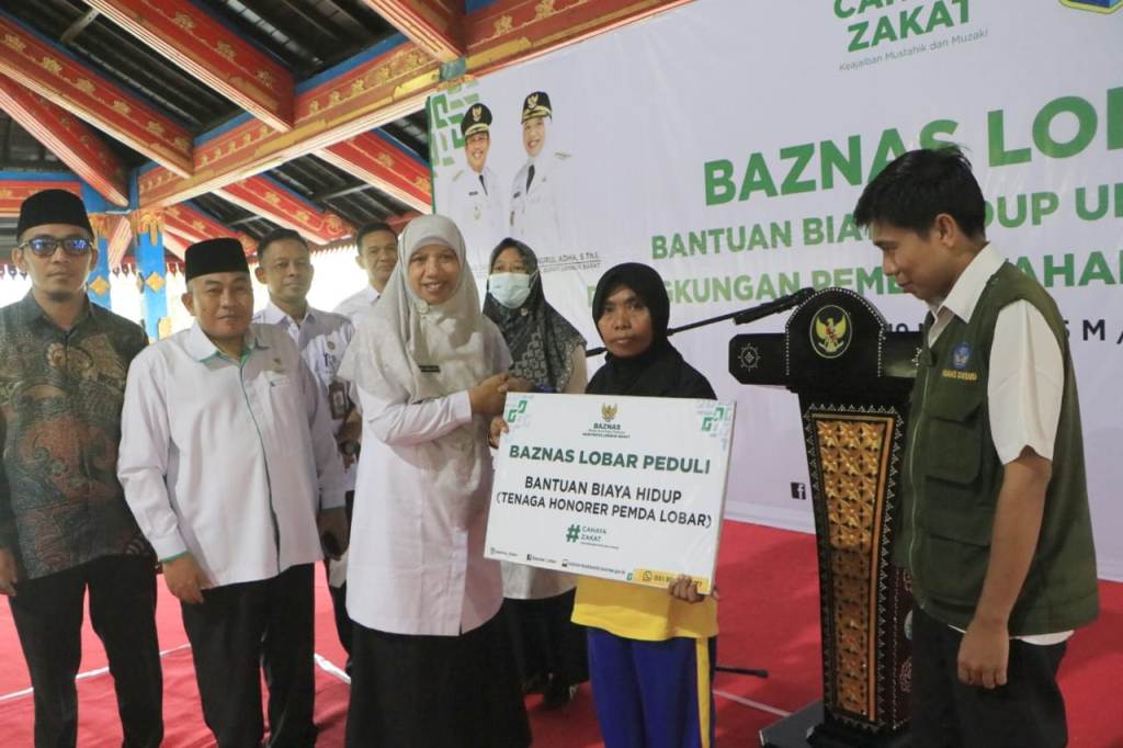 TERIMA BANTUAN: Ribuan tenaga honorer lingkup Pemkab Lobar menerima bantuan biaya hidup dari Baznas Lobar, Rabu (19/3).