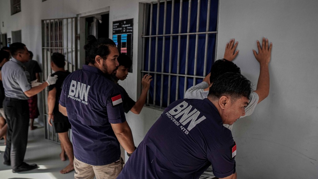 DIGELEDAH: Tim gabungan dari TNI-Polri, BNN NTB dan Lapas Kelas IIA Lobar saat menggeledah kamar warga binaan, Rabu (19/3).