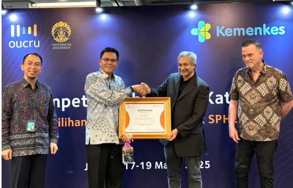 PENGHARGAAN: Bupati Sumbawa Syarafuddin Jarot (dua kiri) menerima penghargaan di Jakarta, Rabu (19/3).