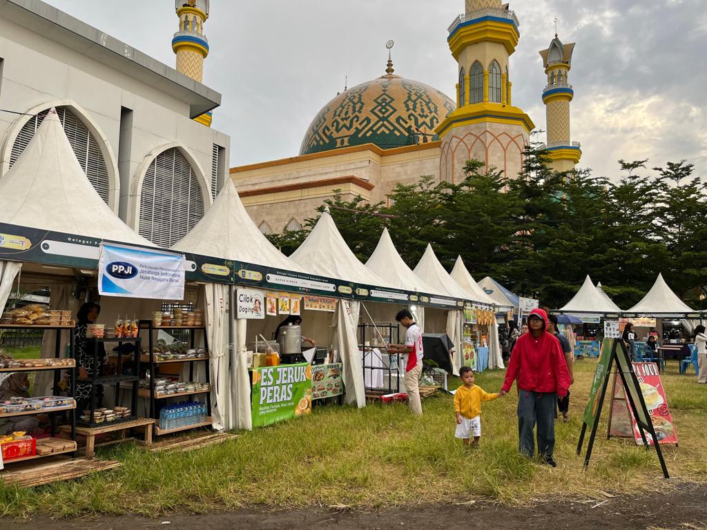 BERBURU KULINER: Pengunjung mulai mengunjungi stan UMKM yang tersedia di bagian kanan panggung hiburan event Gelegar Pesona Khazanah Ramadan, di halaman gedung NTB Mall, Islamic Center.
