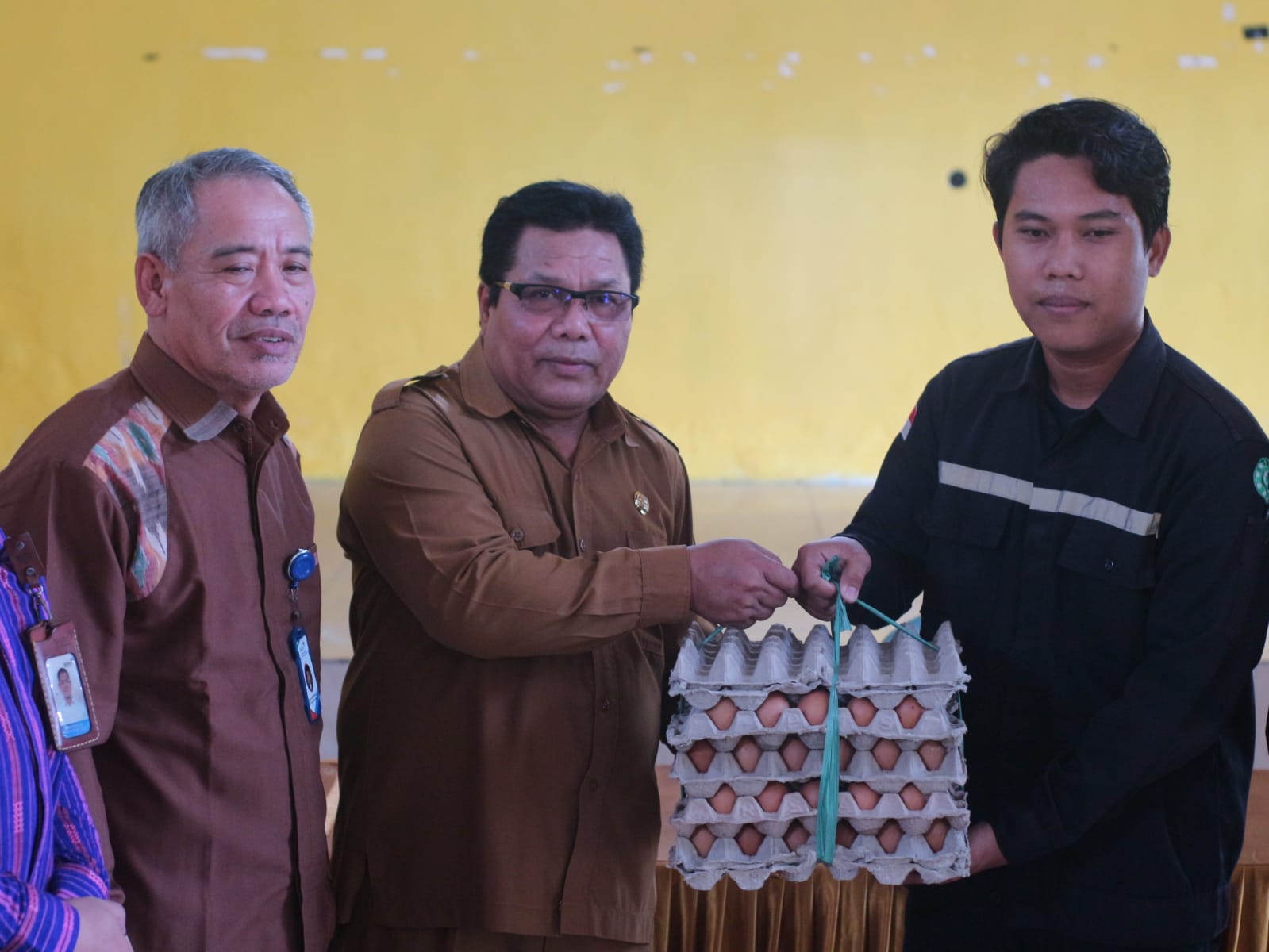 SECARA SIMBOLIS: DP3AKB Lotim salurkan bantuan untuk atasi stunting di Pringgabaya, Rabu (19/3).