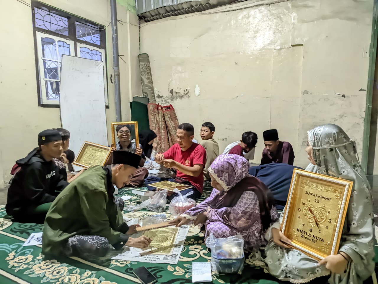 KREATIF: Santri MA Nurul Jannah NW Ampenan membuat kerajinan kaligrafi jam dinding di madrasah setempat, Selasa (18/3) lalu.
