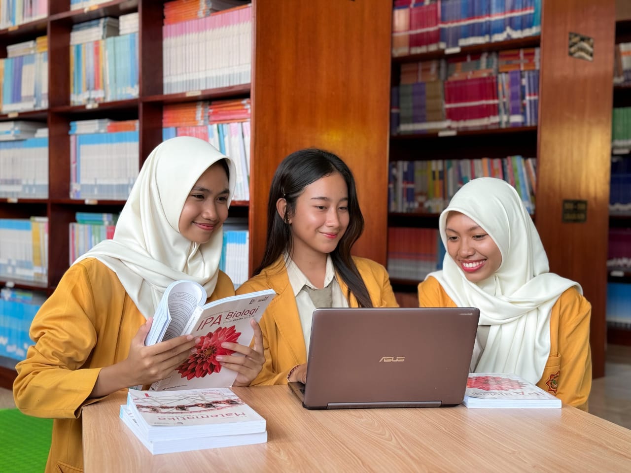 KUNJUNGI PERPUSTAKAAN: Tiga siswa dari &nbsp;salah satu SMA di Kota Mataram mengunjungi perpustakaan sekolah, belum lama ini.