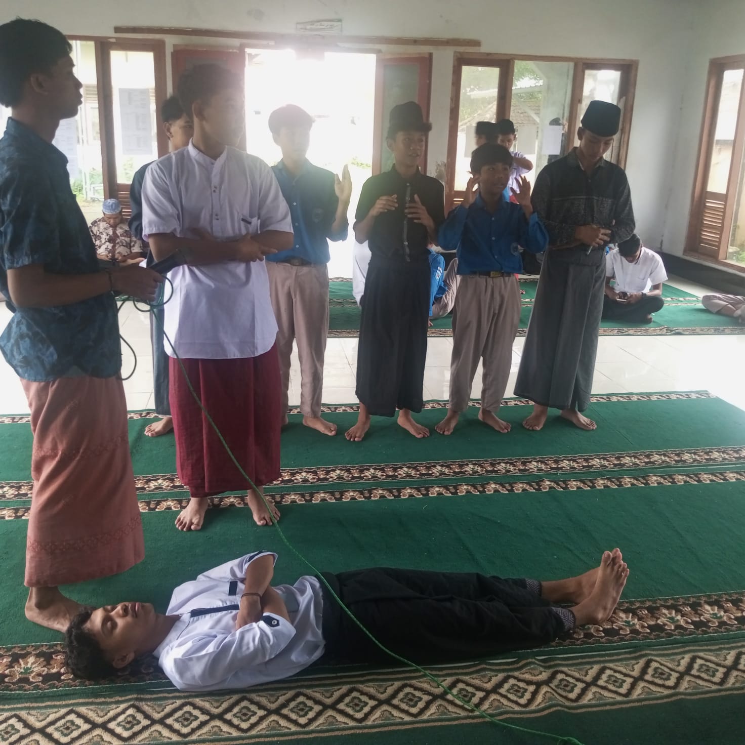 PRAKTIK: Siswa SMPN 23 Mataram praktik salat jenazah pada kegiatan pesantren kilat di musala sekolah setempat, Rabu (19/3).