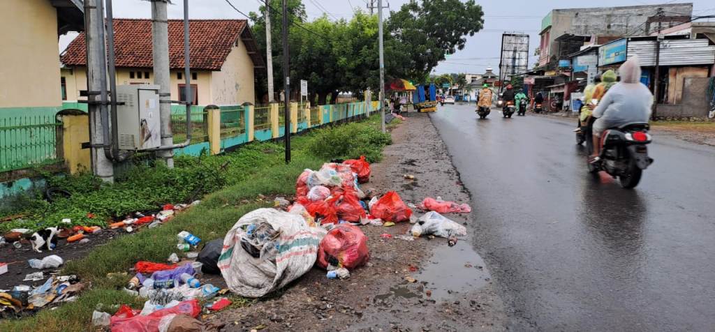BELUM DIANGKUT: Sampah berserakan sepanjang jalan menuju kantor Bupati Bima, Rabu (19/3).
