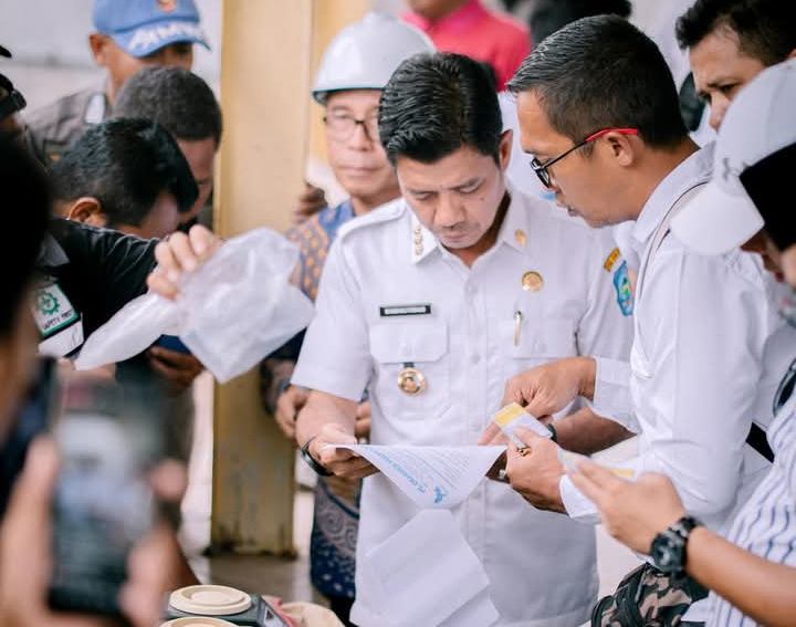 SIDAK: Bupati Dompu Bambang Firdaus sidak ke sejumlah gudang penampungan jagung di Kecamatan Manggelewa, Rabu sore (19/3).