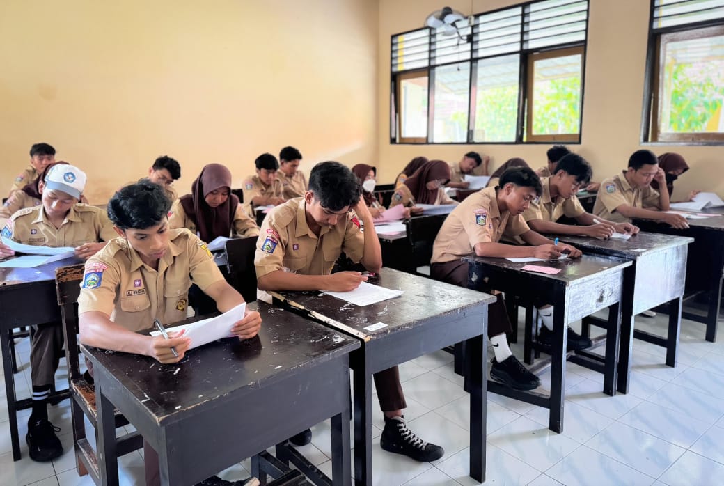 KERJAKAN SOAL: Siswa SMAN 3 Mataram melaksanakan ujian semester, belum lama ini.