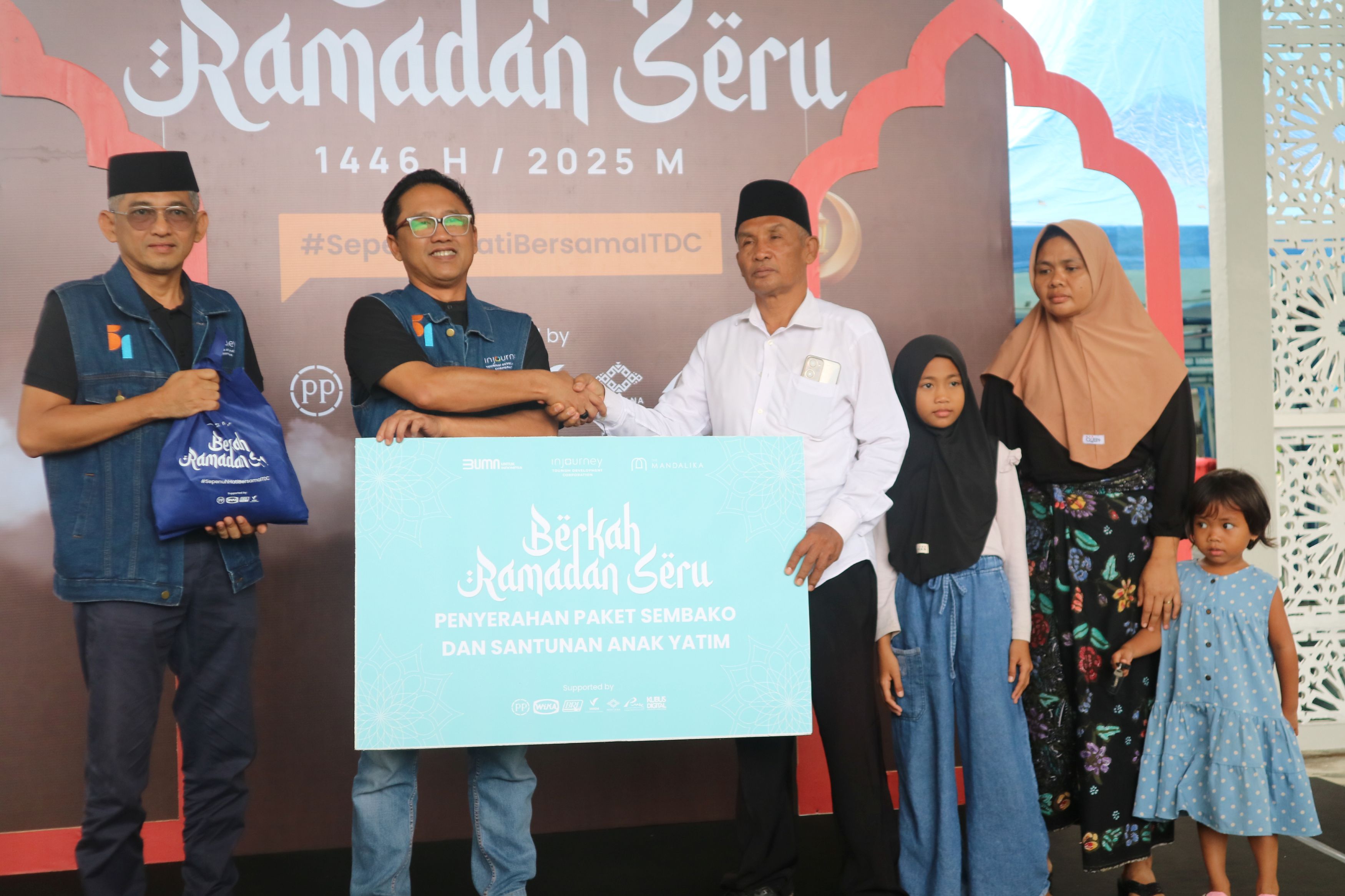 PGS General Manager The Mandalika Wahyu M Nugroho (dua kiri) menyerahkan bantuan secara simbolis kepada desa-desa penyangga KEK Mandalika di Foyer Masjid Nurul Bilad, Kuta, Pujut, Loteng.