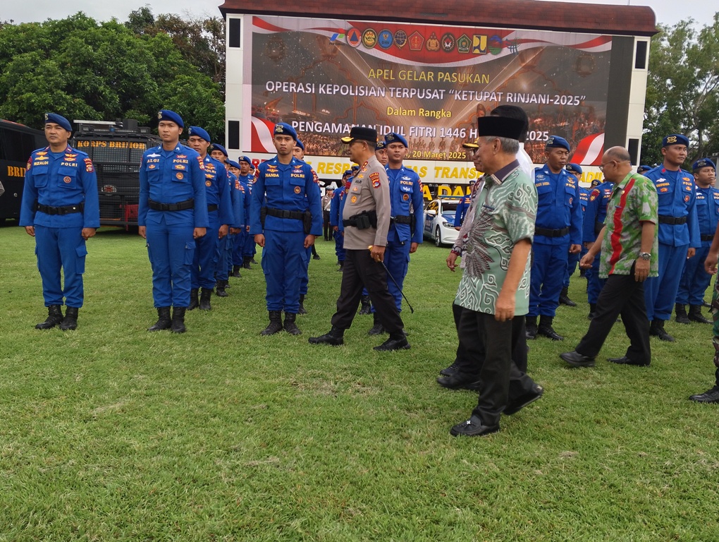 SIAPKAN PASUKAN: Kapolda NTB Irjen Pol Hadi Gunawan mengecek kesiapan personel yang akan diturunkan pada Operasi Ketupat 2025 di Lapangan Bhara Daksa Mapolda NTB, Kamis (20/3).&nbsp;