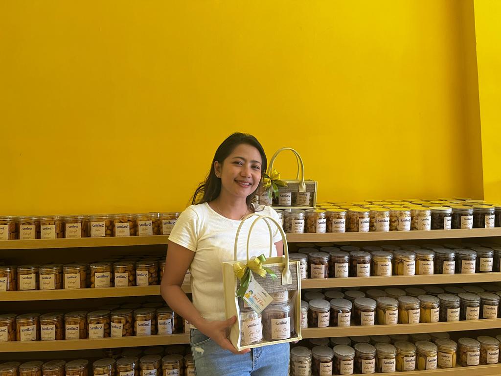 PAKET HAMPERS: Owner Samilaris Ida Ayu Nyoman Sri Utami menunjukkan hampers kue kering di tokonya, di Cakranegara, Mataram, Selasa (18/3).