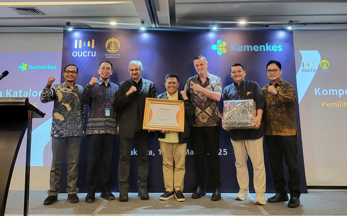 TERIMA PENGHARGAAN: Bupati Lobar Lalu Ahmad Zaini menerima penghargaan peringkat satu dalam Kompetisi Kabupaten Katalon Pemilihan Lokasi Pilot Proyek SPHERES.