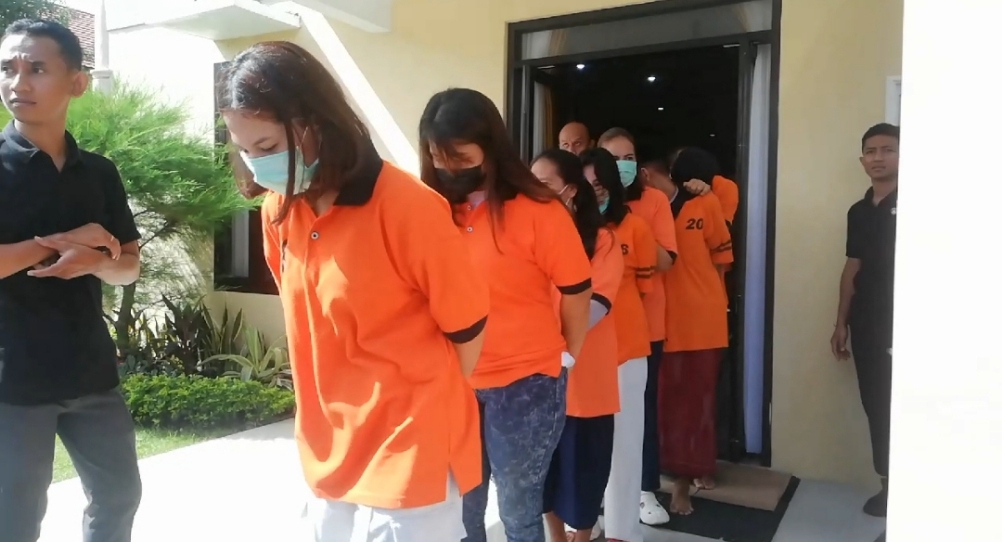 DIGIRING KE TAHANAN: Para mucikari digiring ke sel tahanan setelah ditetapkan sebagai tersangka tindak pidana perdagangan orang di Mapolresta Mataram, Kamis (20/3).&nbsp;