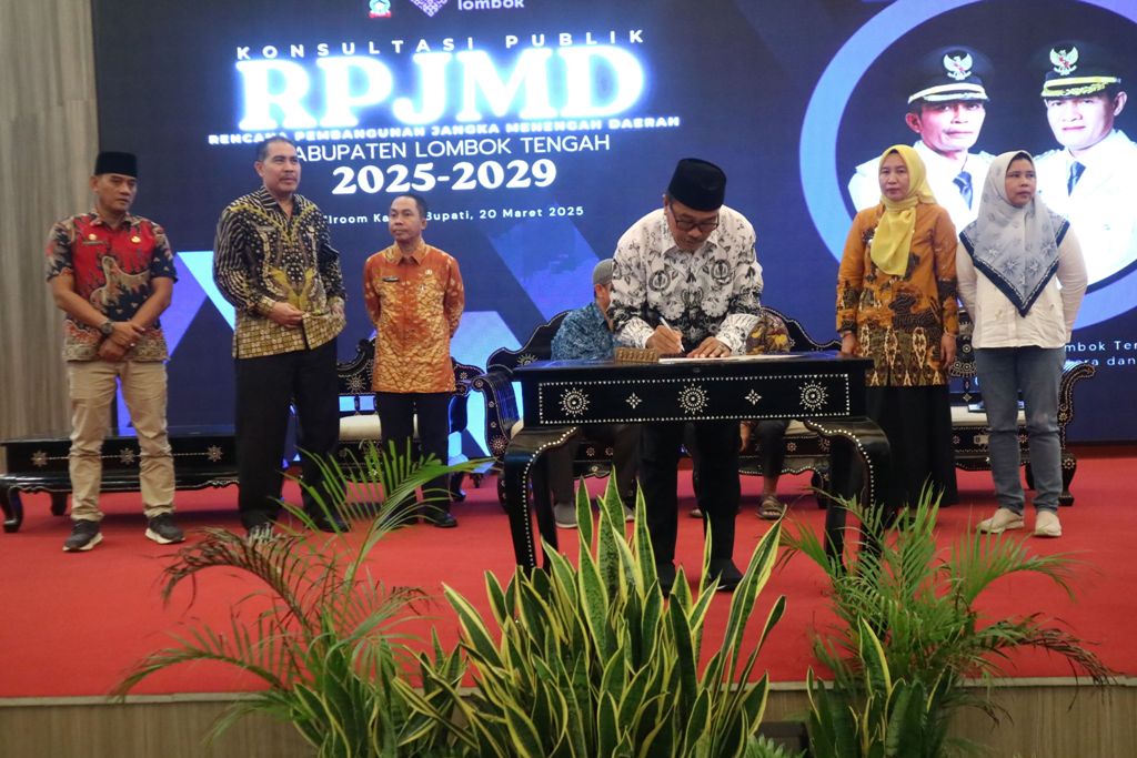 KONSULTASI PUBLIK: Ketua PGRI Loteng Amin menandatangani berita acara Konsultasi Publik RPJMD Loteng 2025-2029 disaksikan Kepala Bapperida Loteng Lalu Wiranata (tiga kiri) di kantor bupati Loteng.