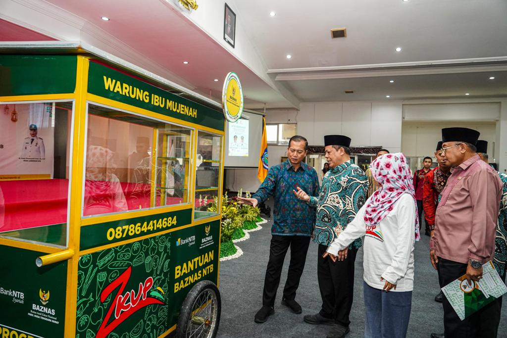 ENTASKAN KEMISKINAN: Ketua Baznas NTB TGH Muhammad Said Ghazali menunjukkan gerobak usaha UMKM kepada Gubernur Lalu Muhamad Iqbal, Kamis (20/3).&nbsp;