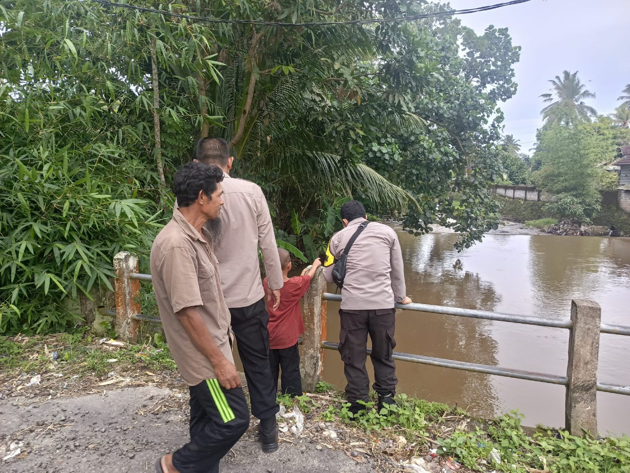 Petugas kepolisian saat melakukan olah TKP korban anak sembilan tahun terbawa arus sungai, di Desa Loyok, Kamis (20/3).
