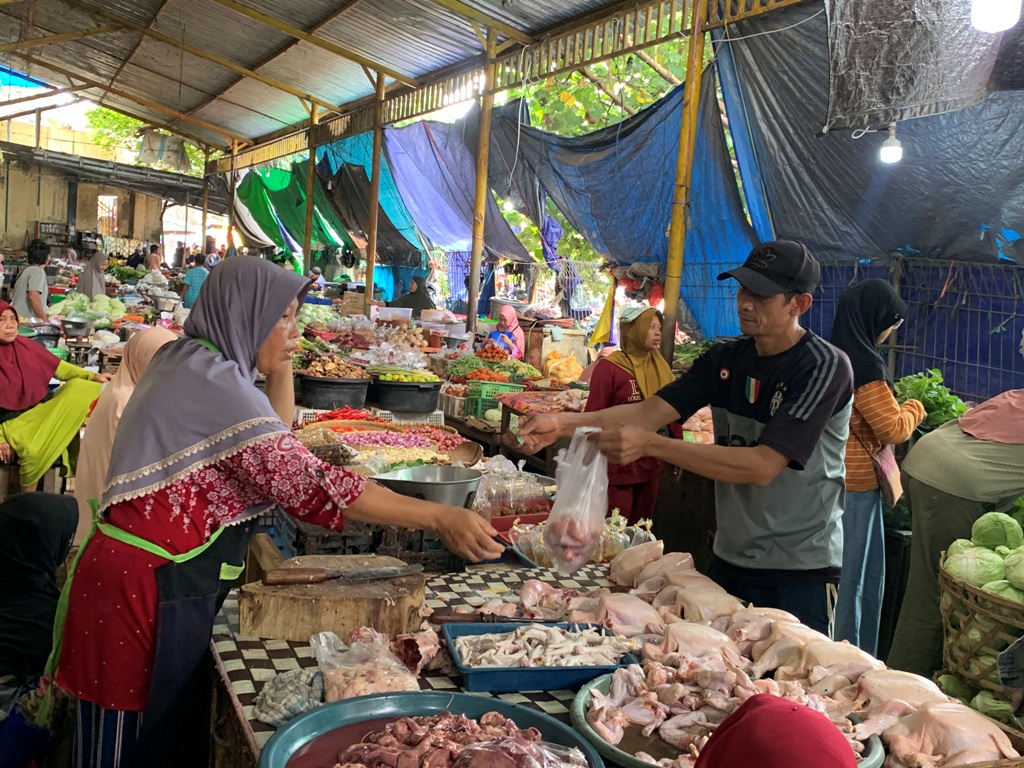 MASIH STABIL: Penjual daging sedang melayani pembelinya di Pasar Kebon Roek beberapa waktu lalu.&nbsp;