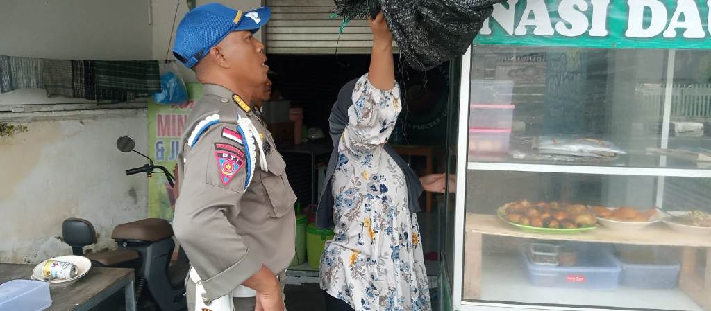 TUTUP PAKSA: Tim Satpol PP Kota Mataram saat melakukan sidak dan tutup paksa sebuah warung makan di Kota Mataram beberapa waktu lalu.&nbsp;