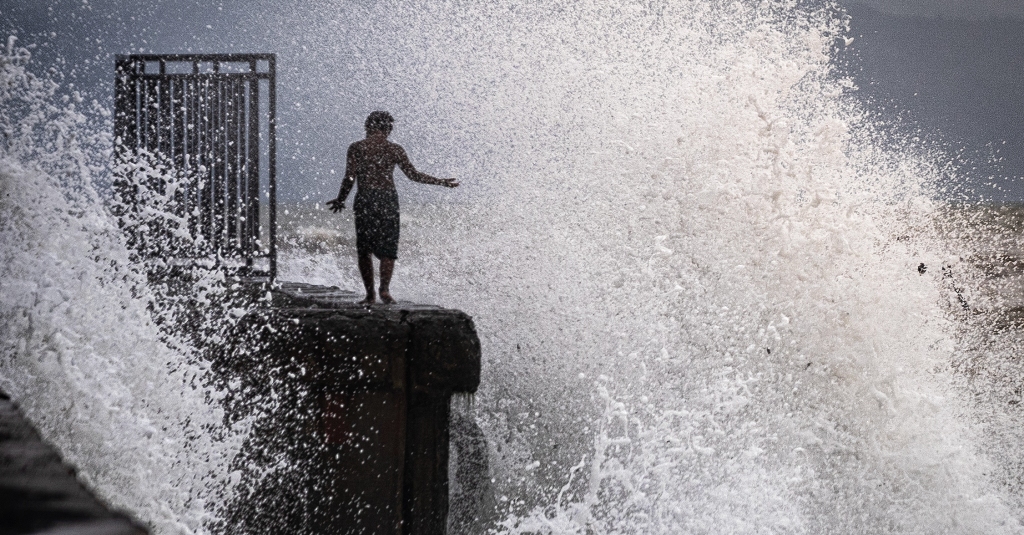 CUACA EKSTREM: BMKG ingatkan gelombang laut tinggi di peraian NTB selama sepekan ke depan.&nbsp;