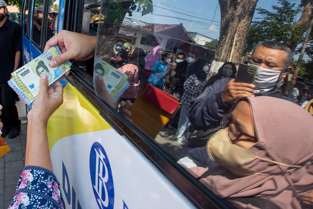 PENUKARAN UANG BARU: Warga Kota Mataram yang tengah melakukan penukaran uang baru di Islamic Center.