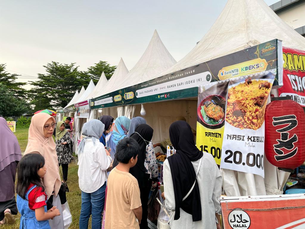 BELANJA: Warga yang tengah berbelanja kebutuhan berbuka puasa di event Gelegar Pesona Khazanah Ramadan di Islamic Center.