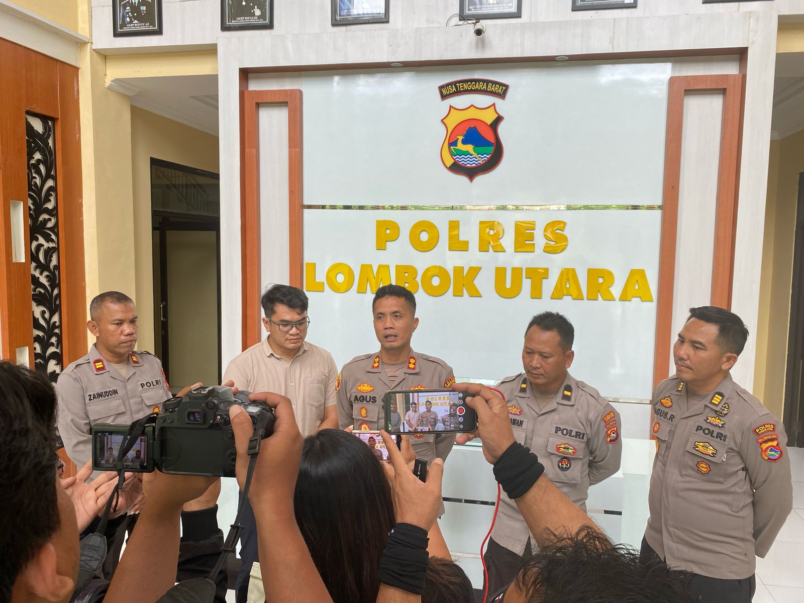 JUMPA PERS: Kapolres Lombok Utara AKBP Agus Purwanta (tengah) bersama jajarannya memberikan keterangan pers di Mapolres, Jumat (21/3).