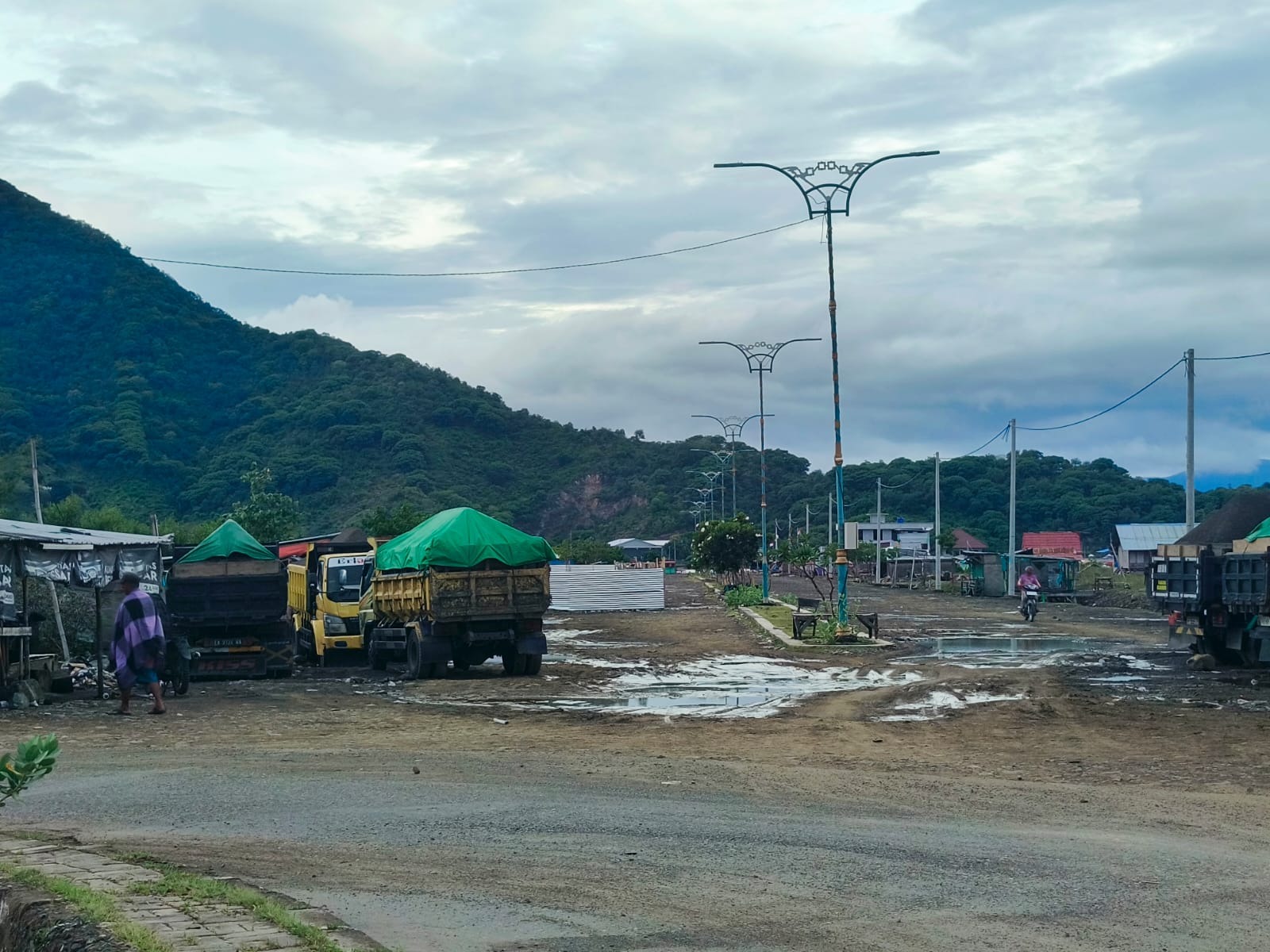DIPAGAR: Sebagian ruas jalan dua arah Amahami dipagari oleh Bobby Chandra yang mengklaim sebagai pemilik lahan, Kamis (20/3).&nbsp;