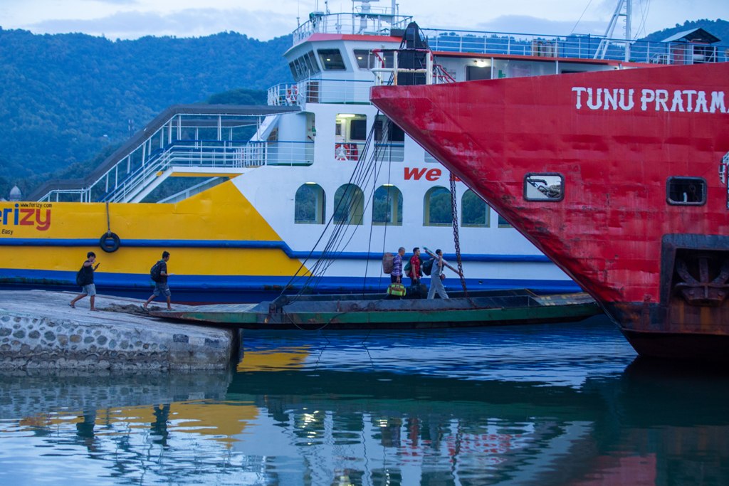 MUDIK: Para pemudik yang akan menaiki kapal penyeberangan di Pelabuhan Lembar, Lombok Barat, belum lama ini.
